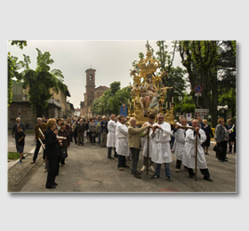 Un cambio di portatori nel percorso di via Cavour ‑ Portatori Festa 6 maggio Beata Madonna Vergine Maria