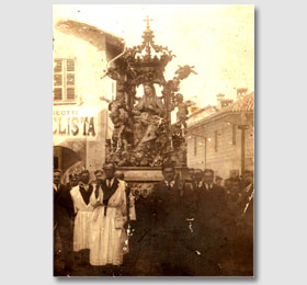 Vista frontale della statua della Beata Vergine Maria portata nella processione religiosa di Sommariva del Bosco (primi anni del novecento)